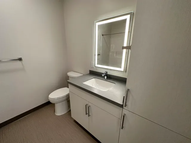 $2,006 | 409 Elm Street, Unit 212, Manchester, NH 03101