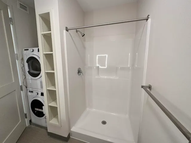 $2,006 | 409 Elm Street, Unit 212, Manchester, NH 03101