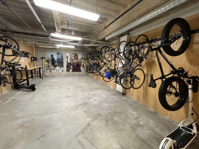 $2,006 | 409 Elm Street, Unit 212, Manchester, NH 03101