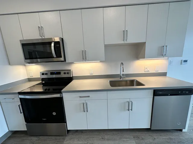 $2,006 | 409 Elm Street, Unit 212, Manchester, NH 03101