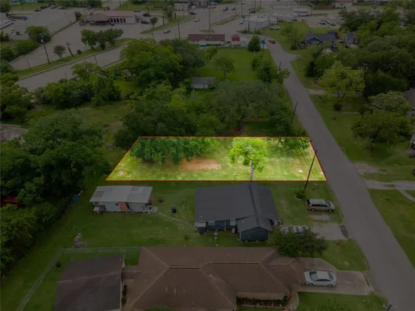 an aerial view of a yard