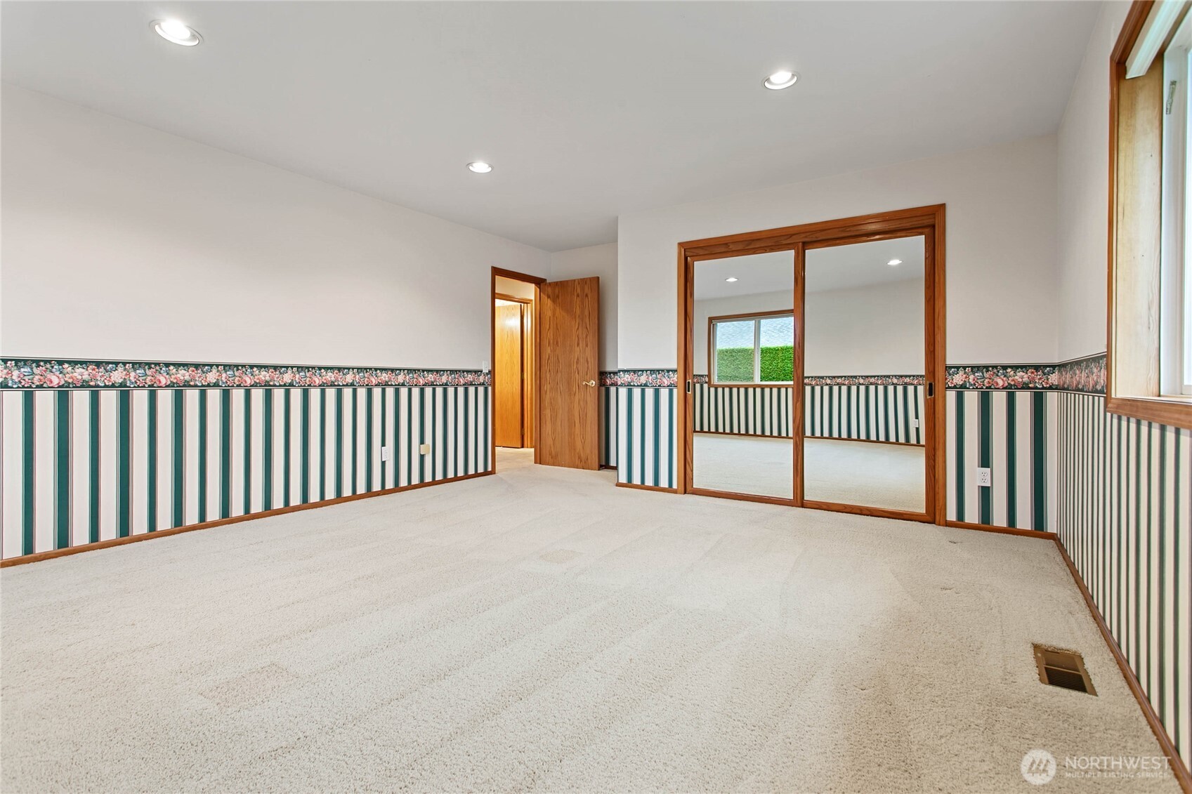8639 Bender Road Lynden, WA 98264 - Photo 26 of 40 a view of a hallway with windows