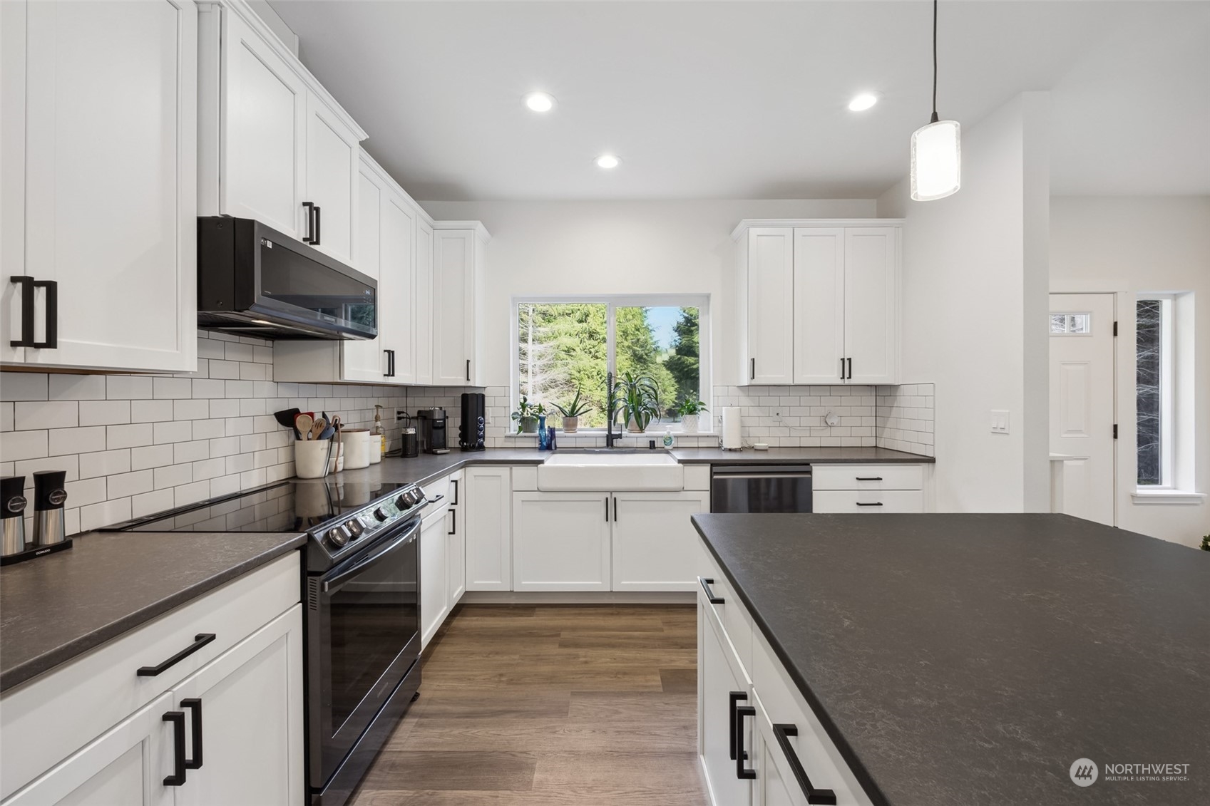 471 Southeast Ellis Road Shelton, WA 98584 - Photo 11 of 38 a kitchen with stainless steel appliances granite countertop a sink dishwasher stove top oven and refrigerator