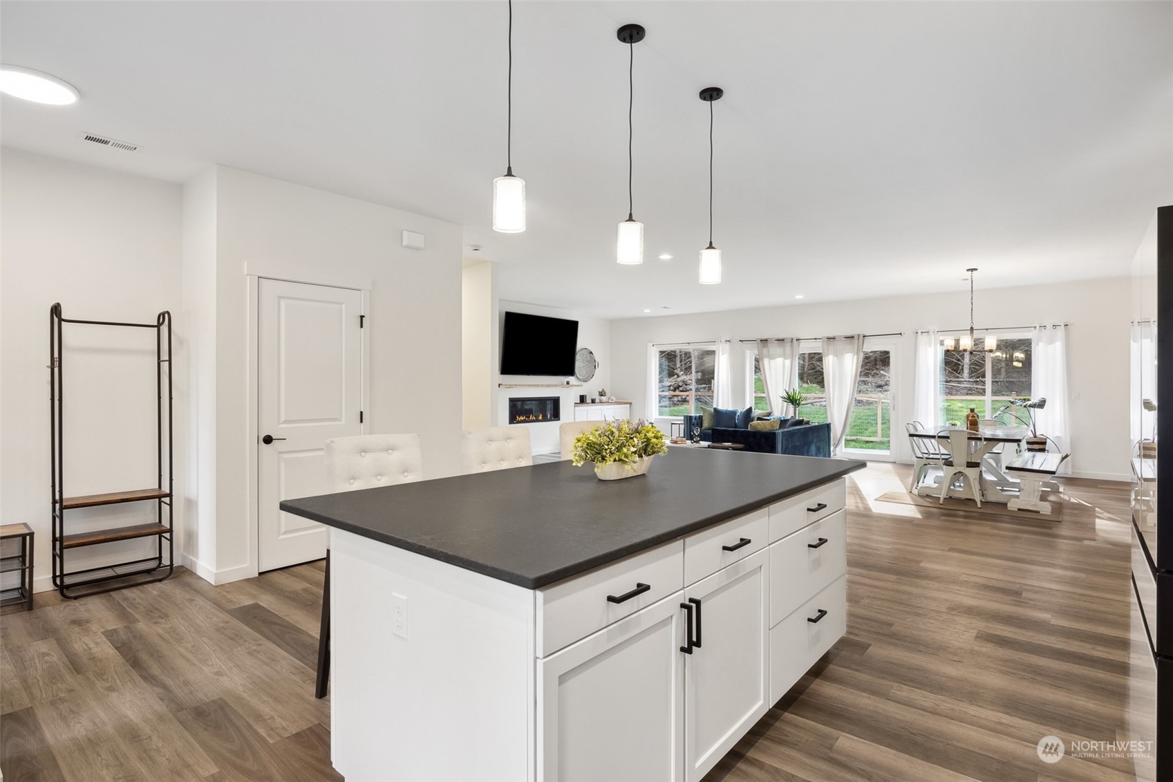471 Southeast Ellis Road Shelton, WA 98584 - Photo 13 of 38 a kitchen with counter space and center island