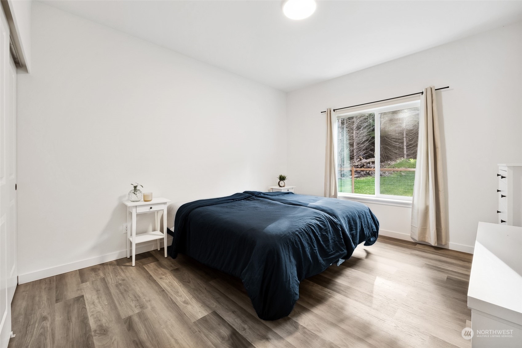 471 Southeast Ellis Road Shelton, WA 98584 - Photo 28 of 38 a bedroom with a bed and a window