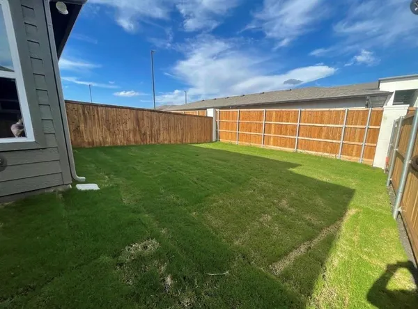 a view of a backyard
