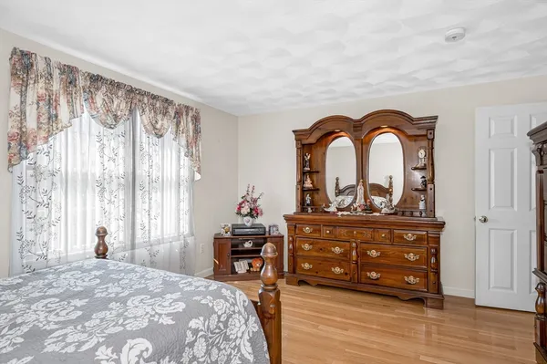$799,900 | 15 Meadow Drive, Lowell, MA 01854