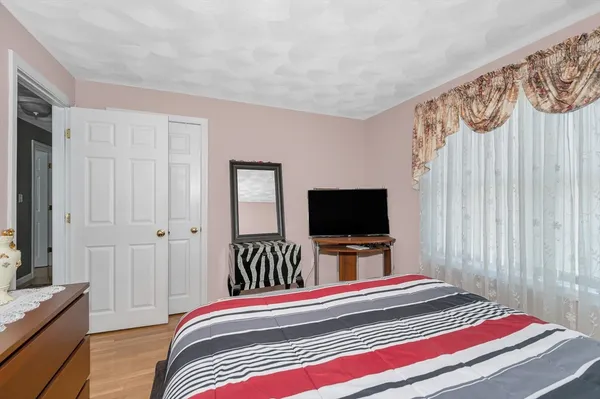 $799,900 | 15 Meadow Drive, Lowell, MA 01854