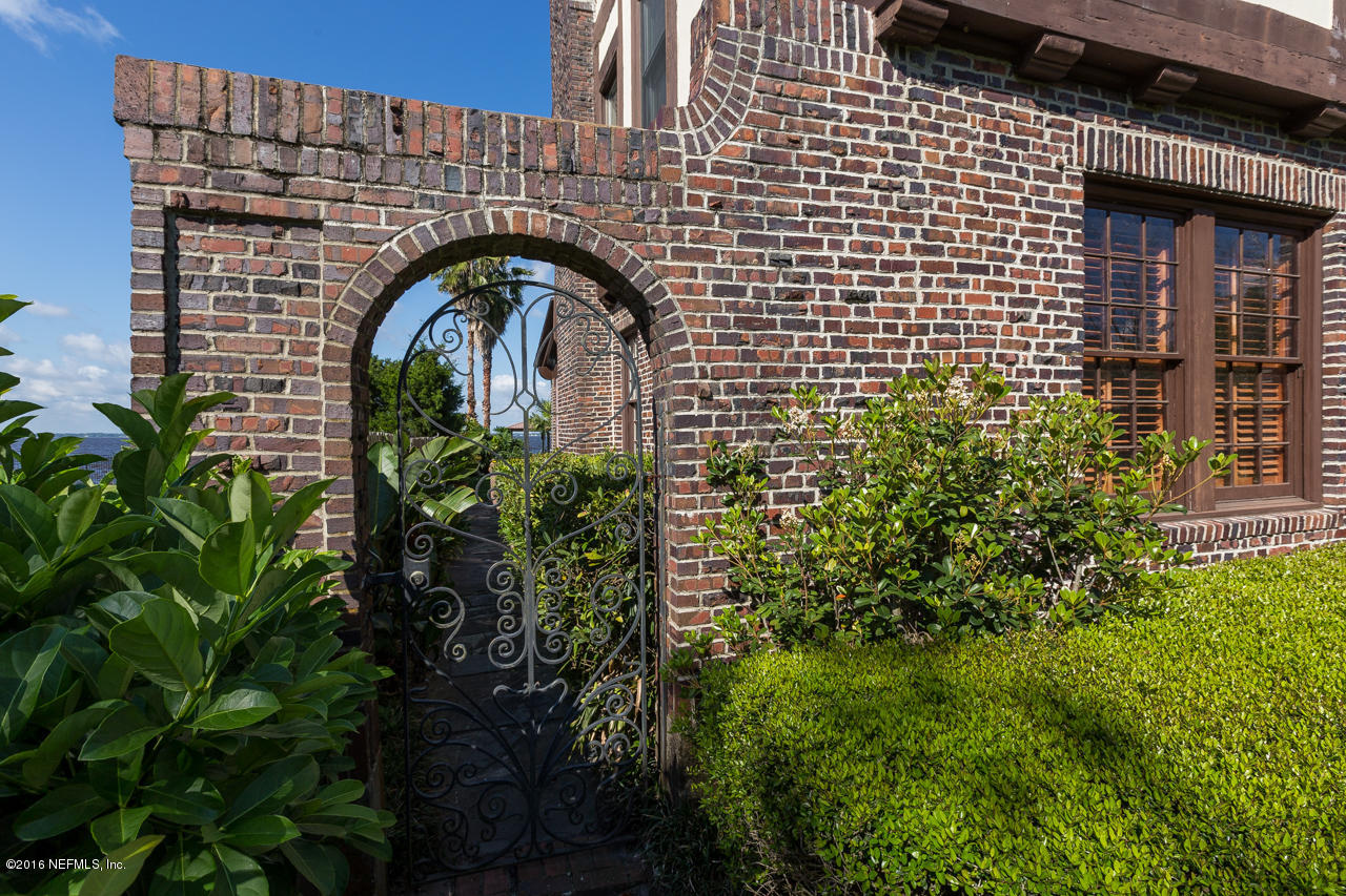 Gate