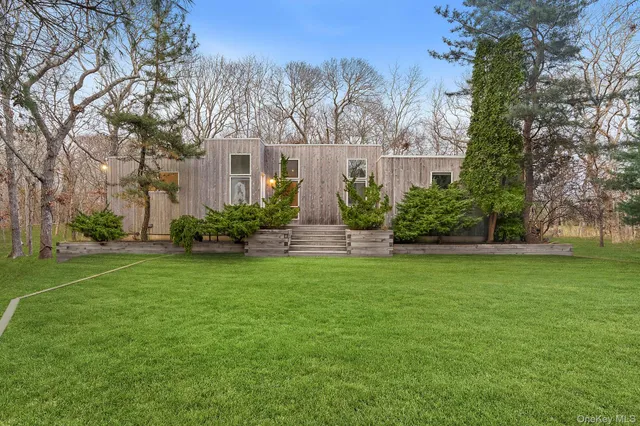 $2,195,000 | 54 Fox Hunt Lane, Amagansett, NY 11930