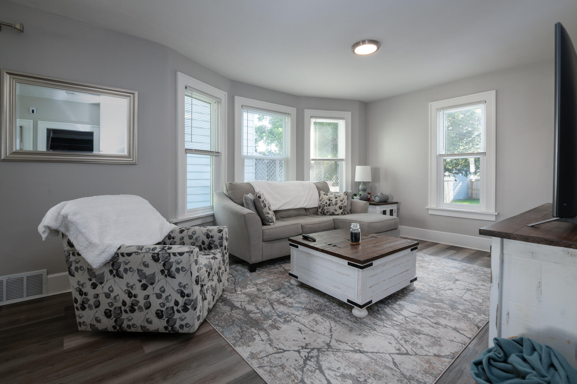 1110 Hayes Avenue Racine, WI 53405 - Photo 13 of 37 Livingroom1.2
