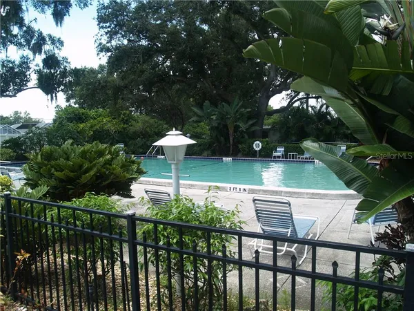 a view of a backyard