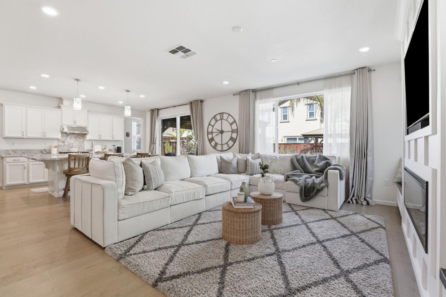 2481 Apple Tree Way Gilroy, CA 95020 - Photo 4 of 28