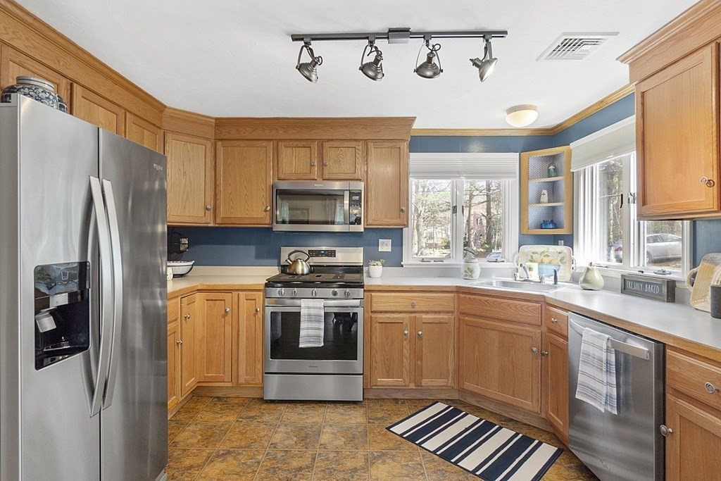 207 Park Road Chelmsford, MA 01824 - Photo 9 of 33