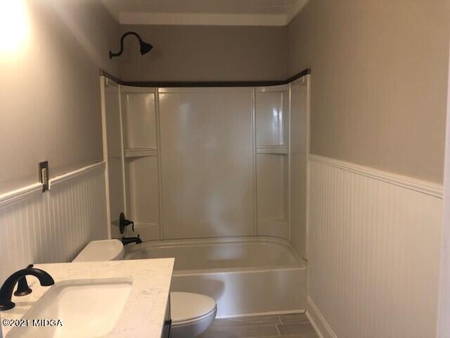 5310 Dixon Road Lizella, GA 31052 - Photo 4 of 18 a bathroom with a sink and a shower