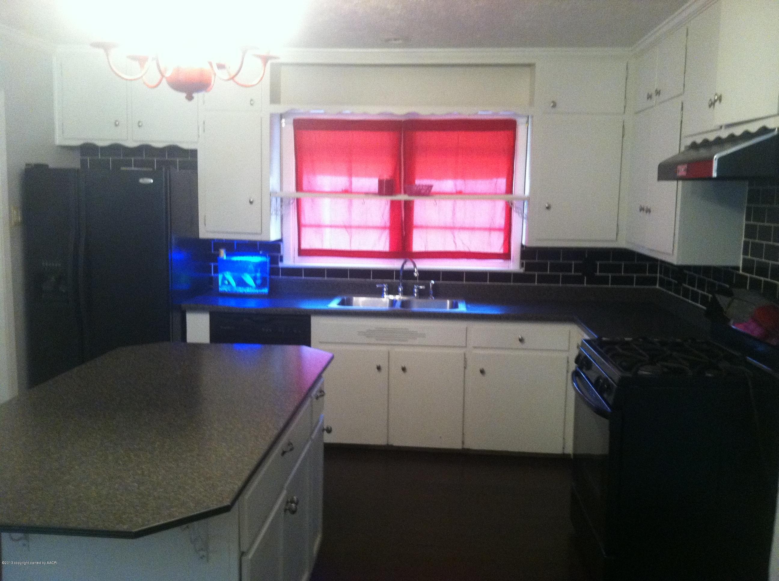 4313 South Fannin Street Amarillo, TX 79110 - Photo 2 of 7 Kitchen