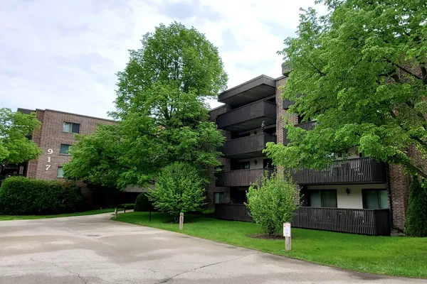$169,900 | 917 Vose Drive, Unit 411, Gurnee, IL 60031