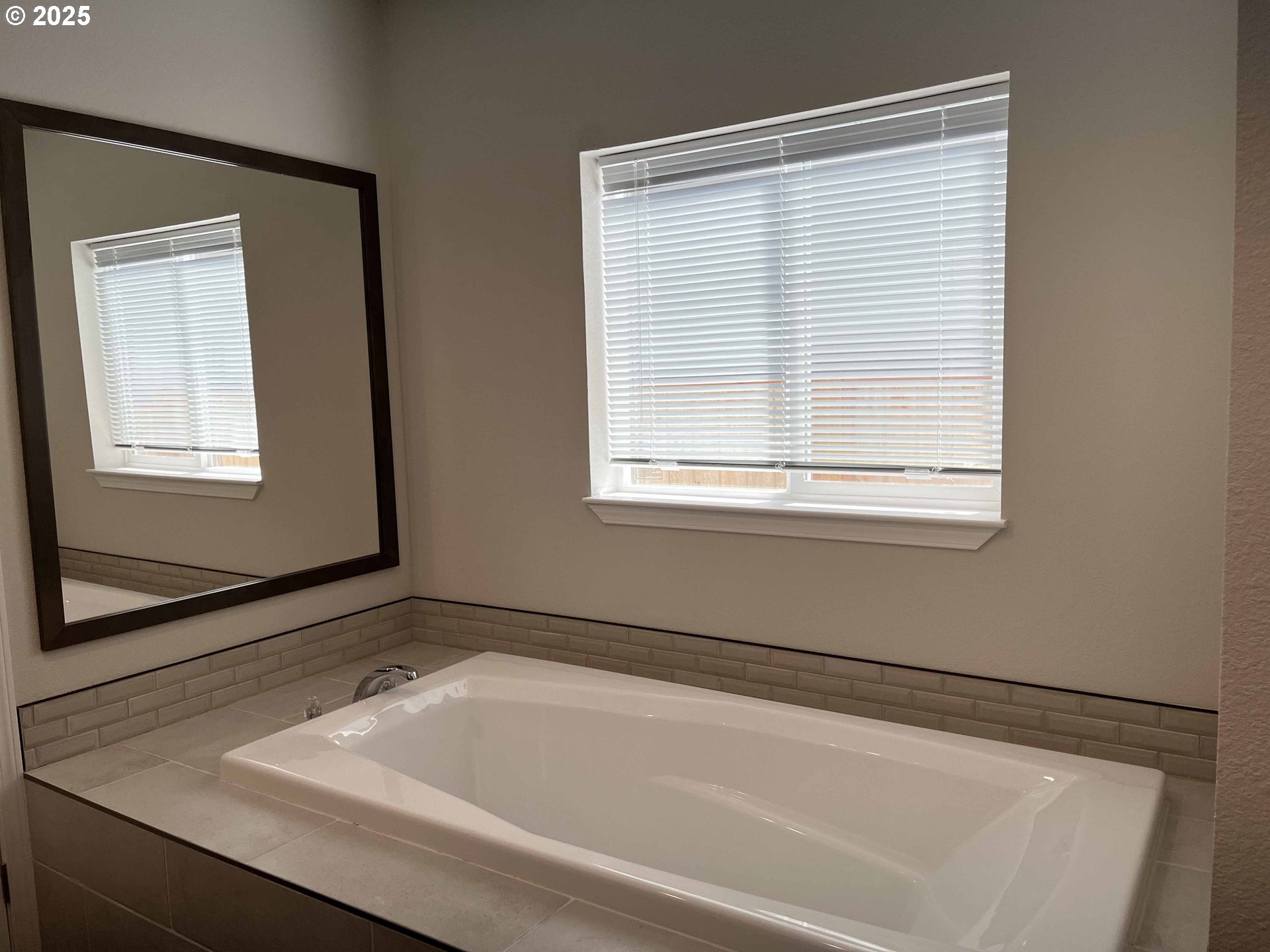 5282 Nopal Street Florence, OR 97439 - Photo 26 of 42 a bathroom with a bathtub and a window