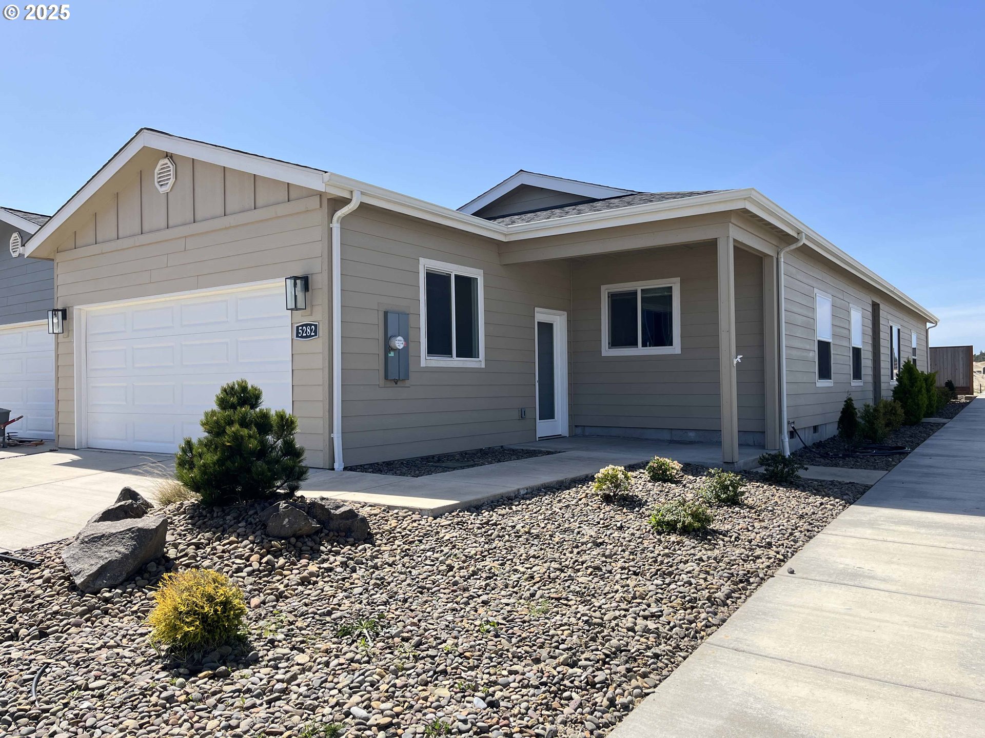 5282 Nopal Street Florence, OR 97439 - Photo 4 of 42 a front view of a house with a yard