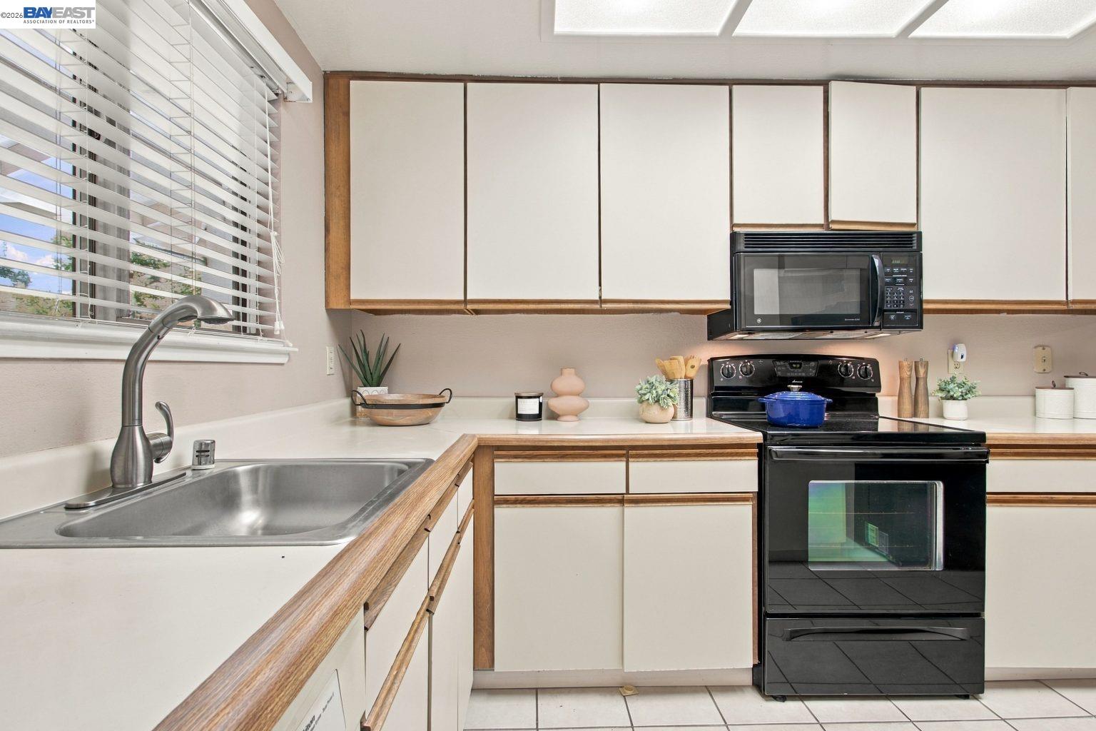 2627 Oak Road, Unit B Walnut Creek, CA 94597 - Photo 8 of 37 Gallery Image 8