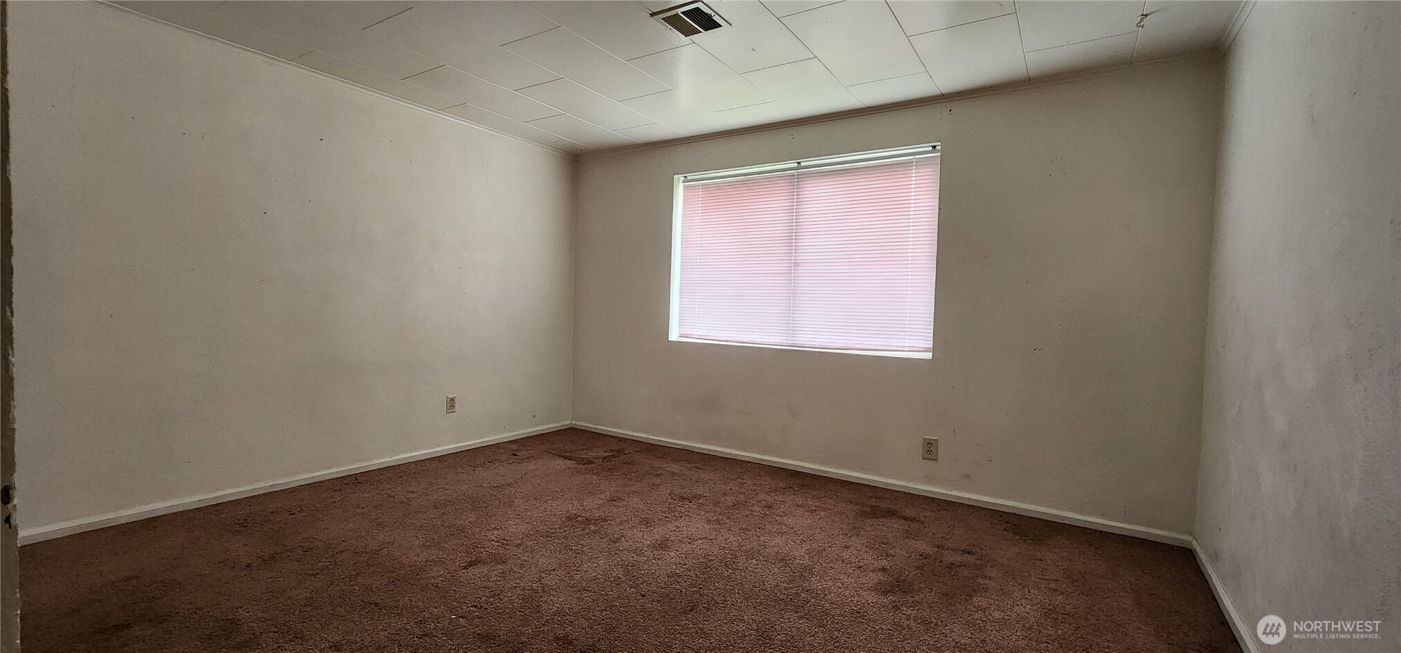 3225 Cooper Point Road Northwest Olympia, WA 98502 - Photo 27 of 40 an empty room with a window