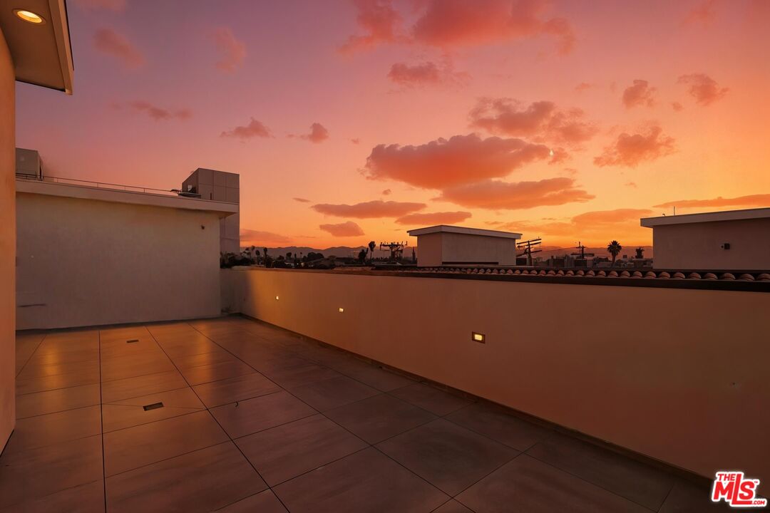 5538 Tova Road Sherman Oaks, CA 91411 - Photo 18 of 19 a view of a terrace with skyline