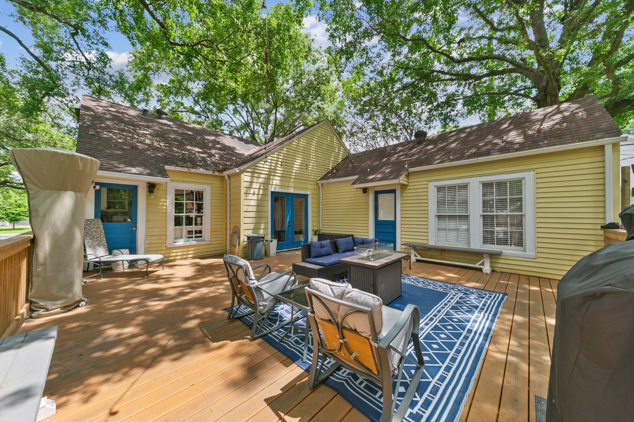 503 West 33rd Street Houston, TX 77018 - Photo 28 of 34 Recently redone deck gives plenty of space for entertaining or just enjoying the large, fully fenced backyard.