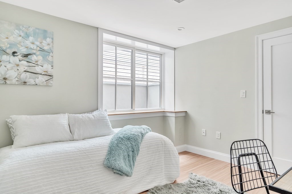25 Quincy Street, Unit R Somerville, MA 02143 - Photo 11 of 17 a living room with a couch