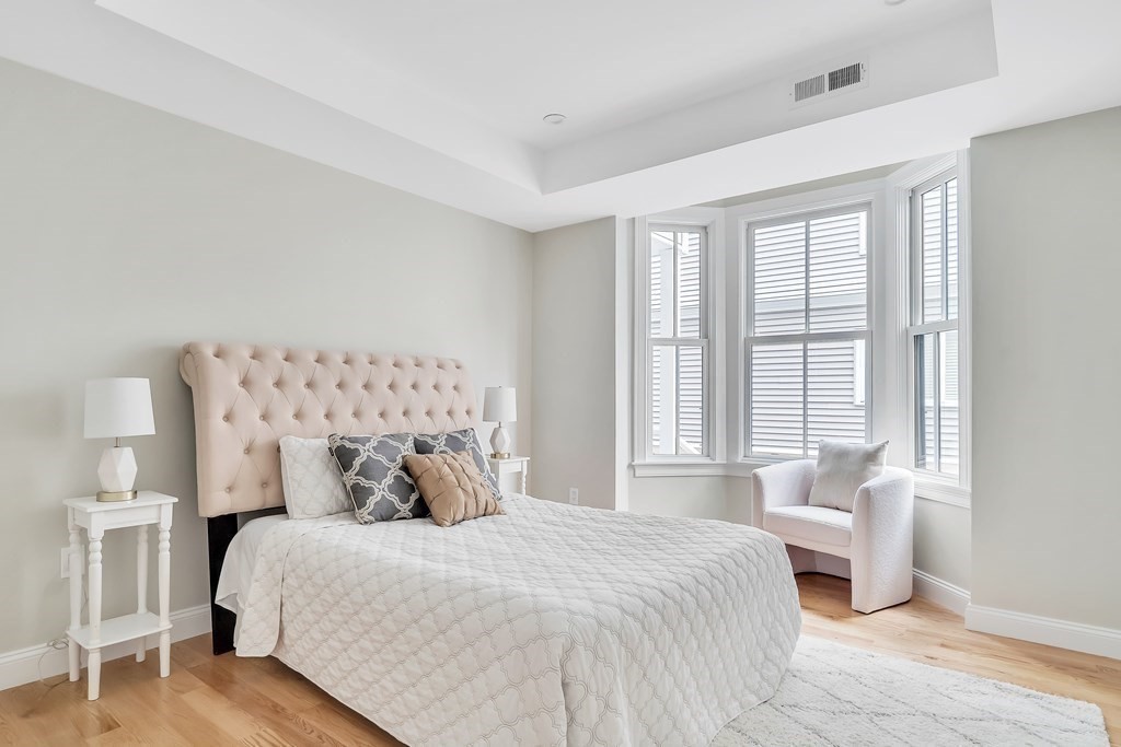 25 Quincy Street, Unit R Somerville, MA 02143 - Photo 9 of 17 a bedroom with a large bed and a window
