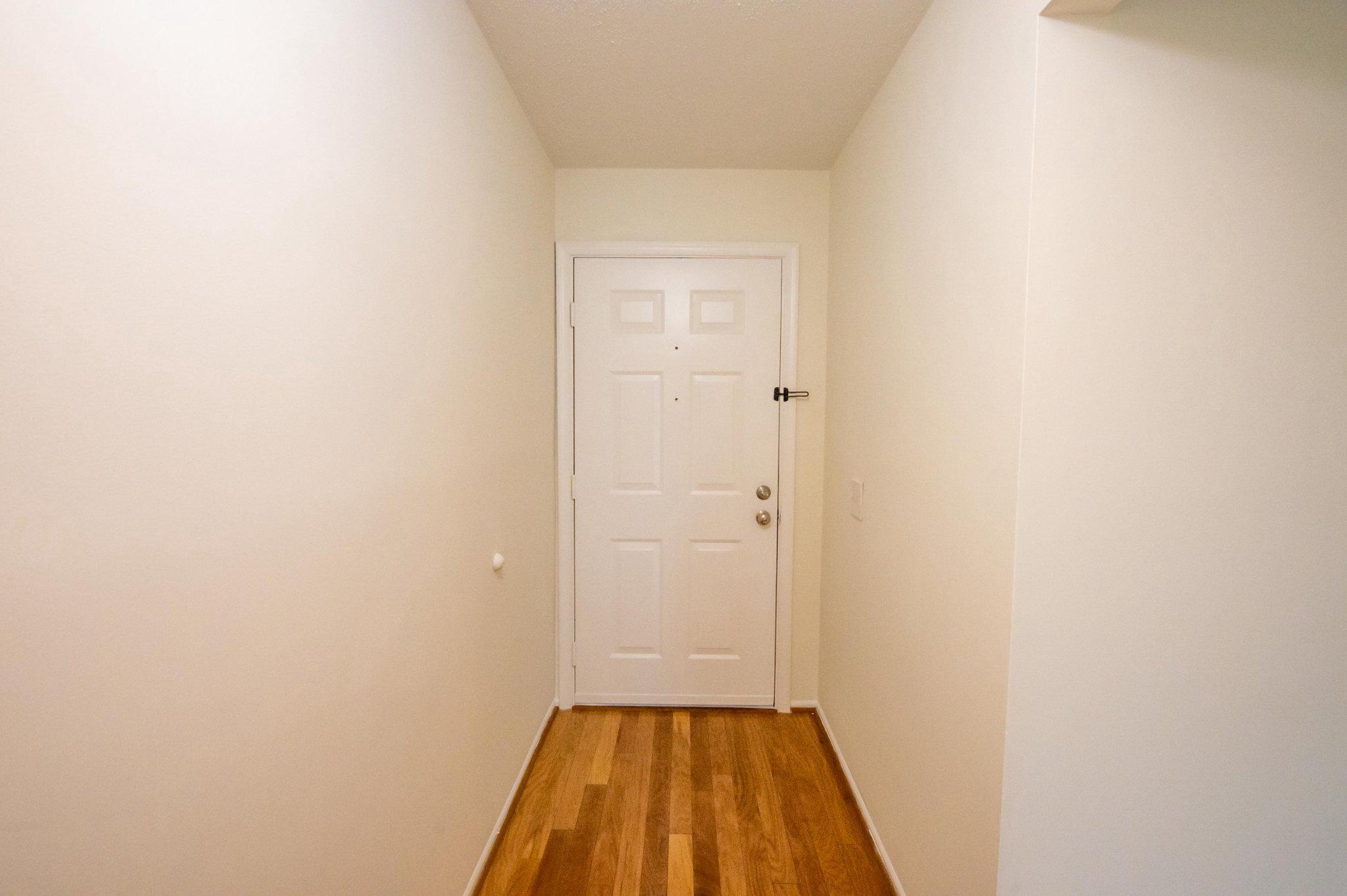 120 Fort Evans Road Southeast, Unit C Leesburg, VA 20175 - Photo 3 of 23 Entry hallway