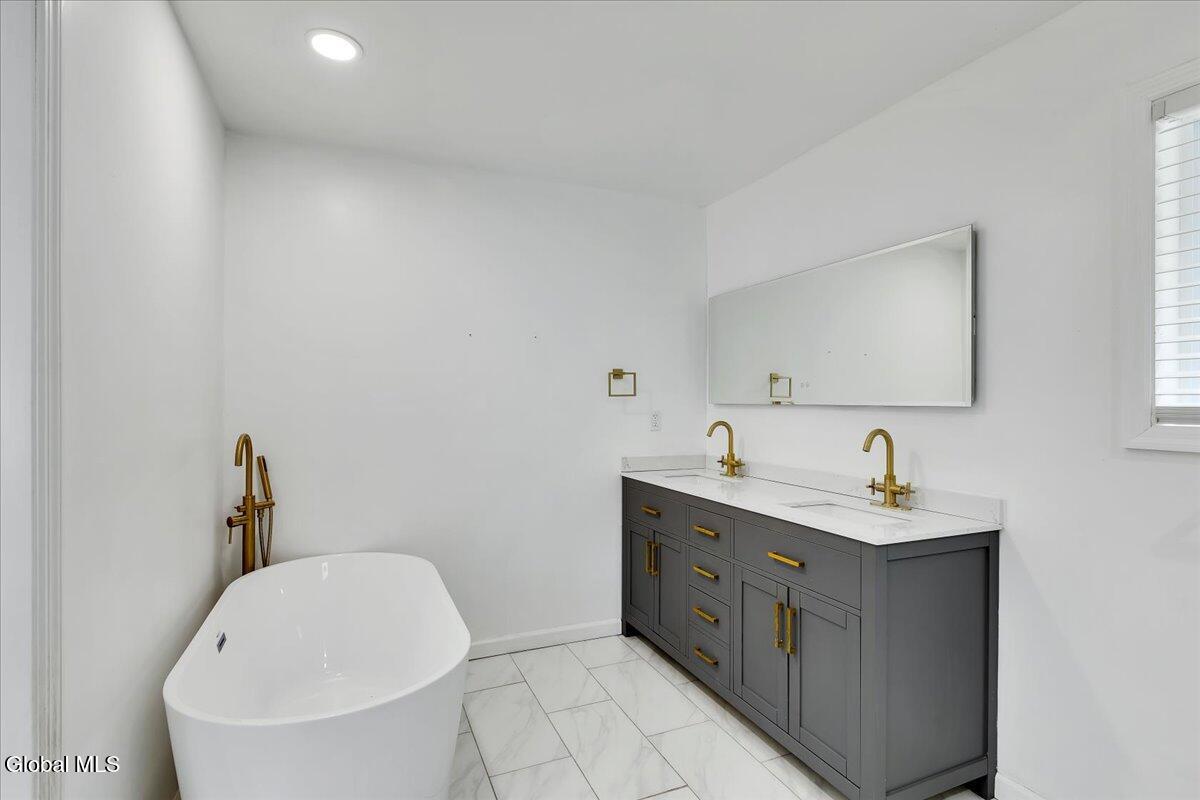 2115 Colgate Place Schenectady, NY 12304 - Photo 19 of 43 Primary Bathroom