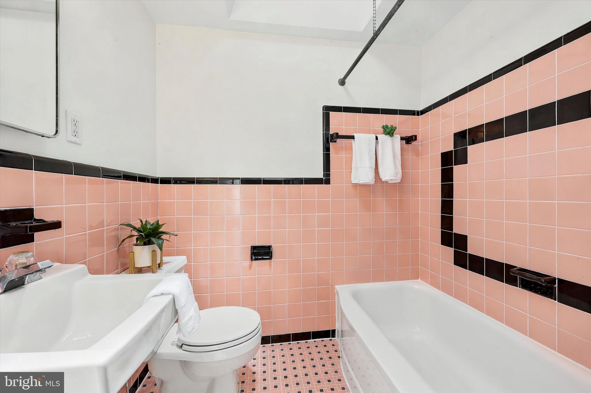 1129 Stratford Road Glenolden, PA 19036 - Photo 15 of 25 Full Ceramic Bathroom