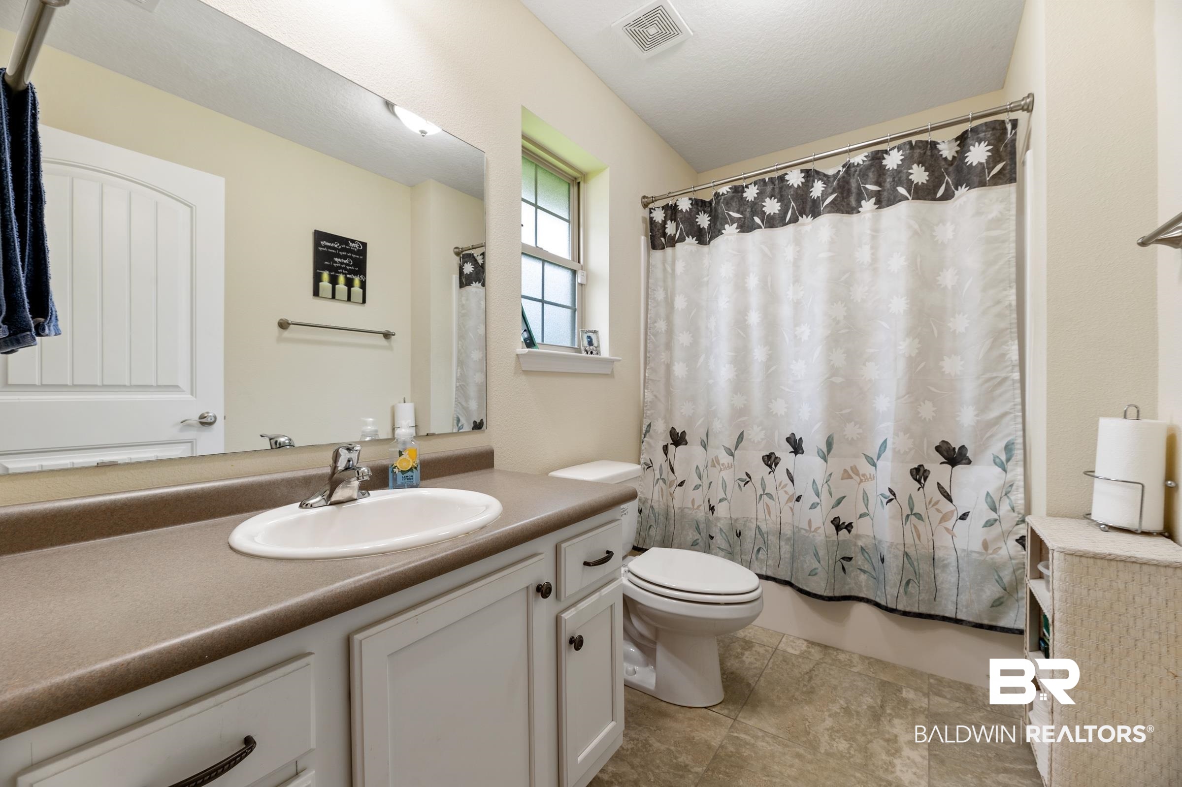 12292 Bayside Oaks Street Lillian, AL 36549 - Photo 17 of 30 Hall Bath