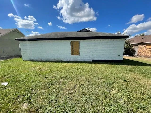 a view of a backyard
