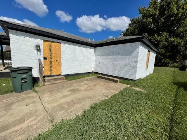 a view of backyard with cabin