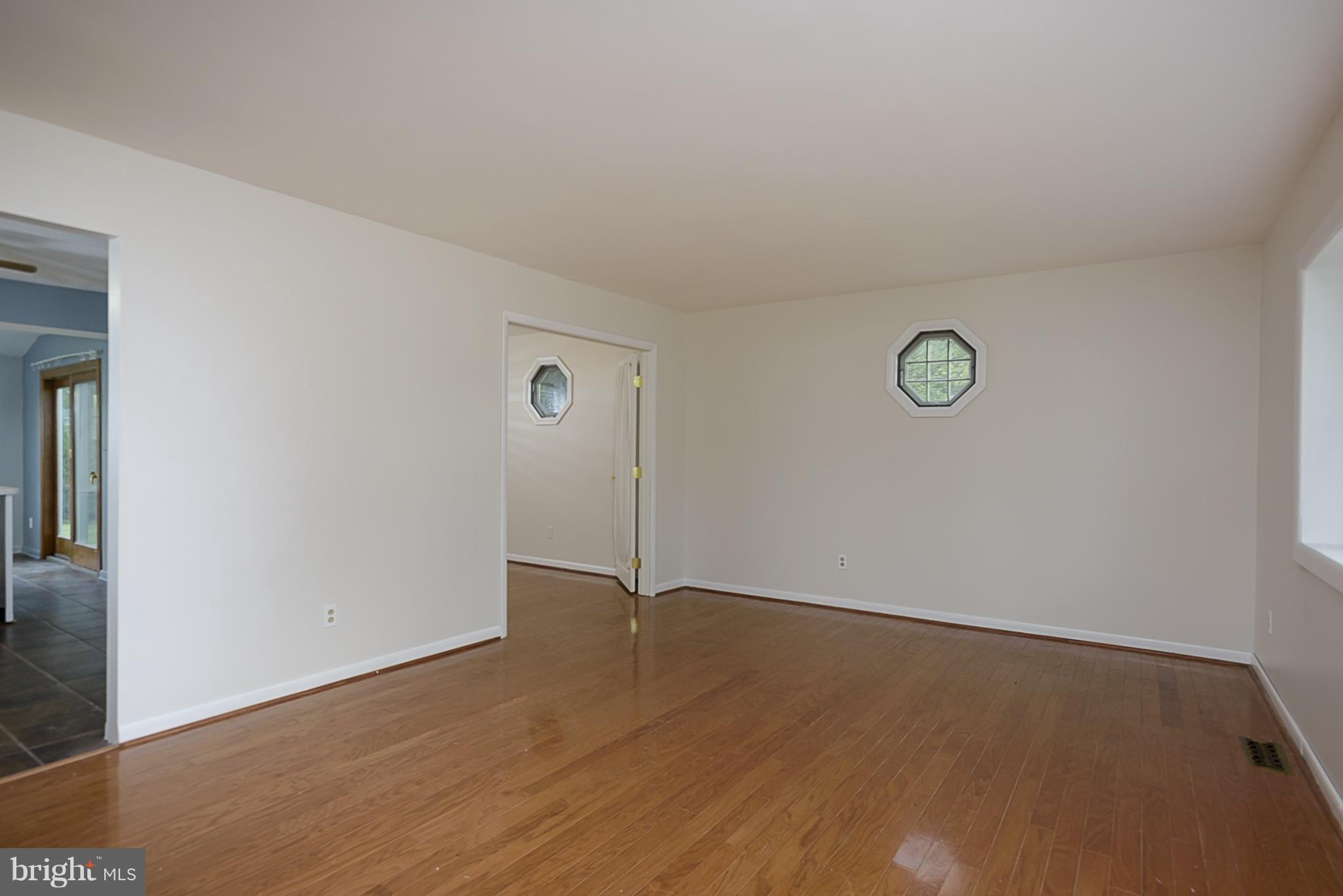 308 Janet Road Reisterstown, MD 21136 - Photo 6 of 26 Living Room