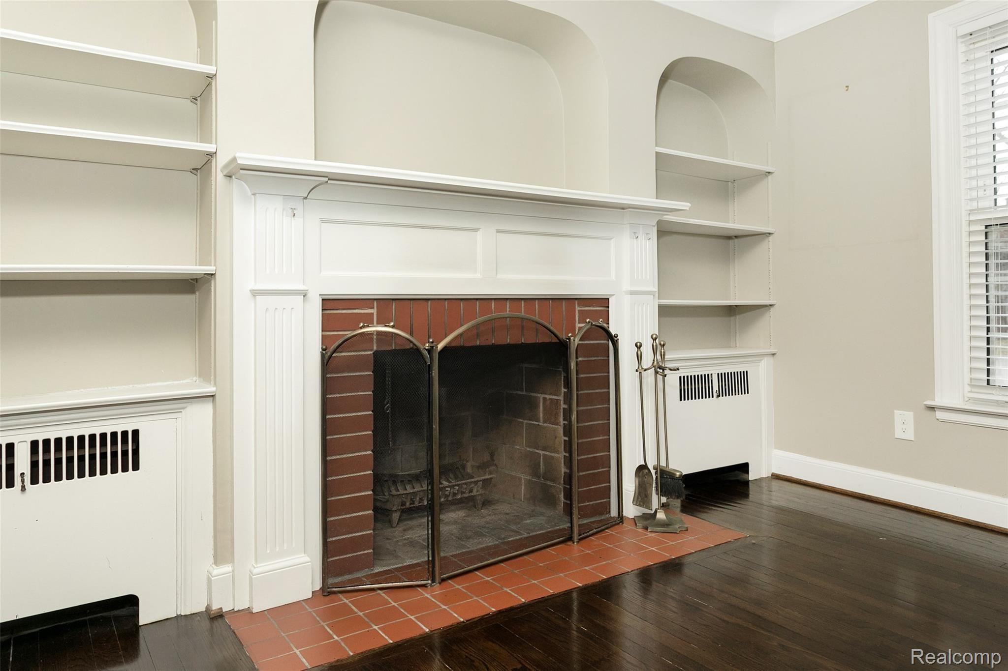 377 McMillan Road Grosse Pointe, MI 48236 - Photo 8 of 38 Living room fireplace and built-ins