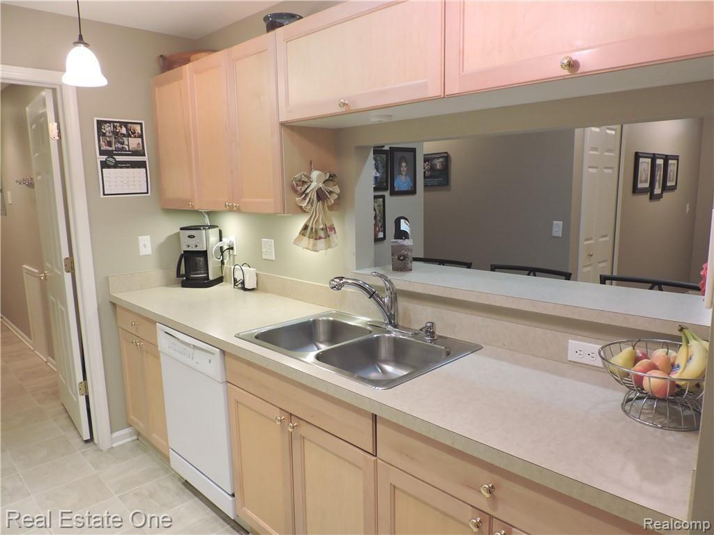 3588 Tremonte Circle Rochester, MI 48306 - Photo 11 of 32 DSCN1063.JPG