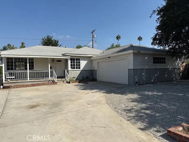 a view of a house with a yard and garage