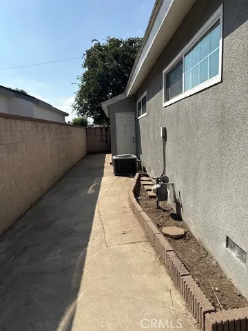 a view of back yard of the house