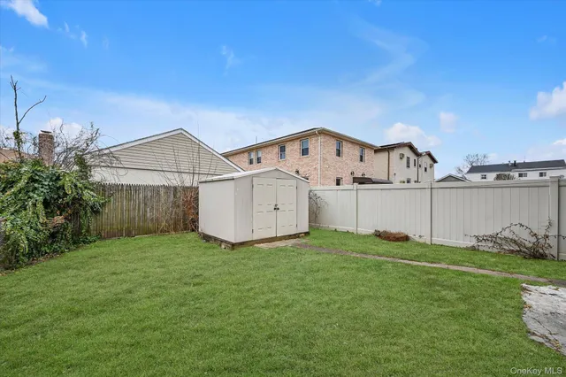 a view of a back yard
