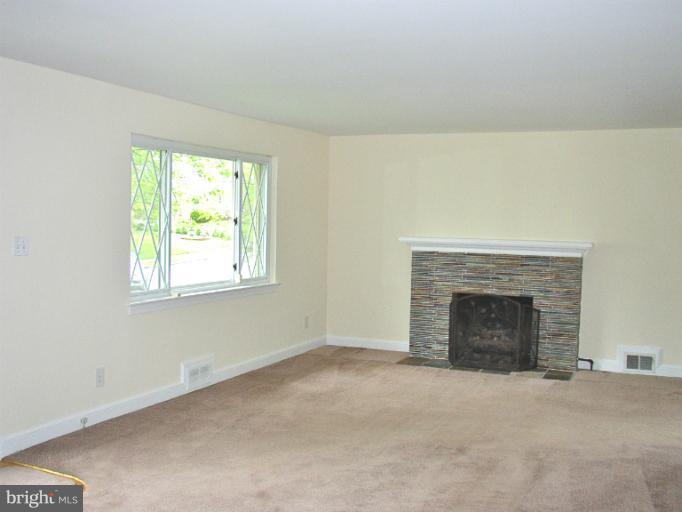 6001 Craig Street Springfield, VA 22150 - Photo 3 of 16 Living Room