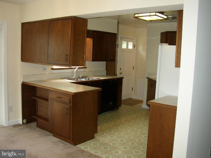 6001 Craig Street Springfield, VA 22150 - Photo 8 of 16 Kitchen