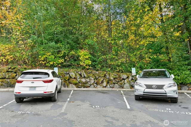 $640,000 | 18707 Southeast Newport Way, Unit 102, Issaquah, WA 98027