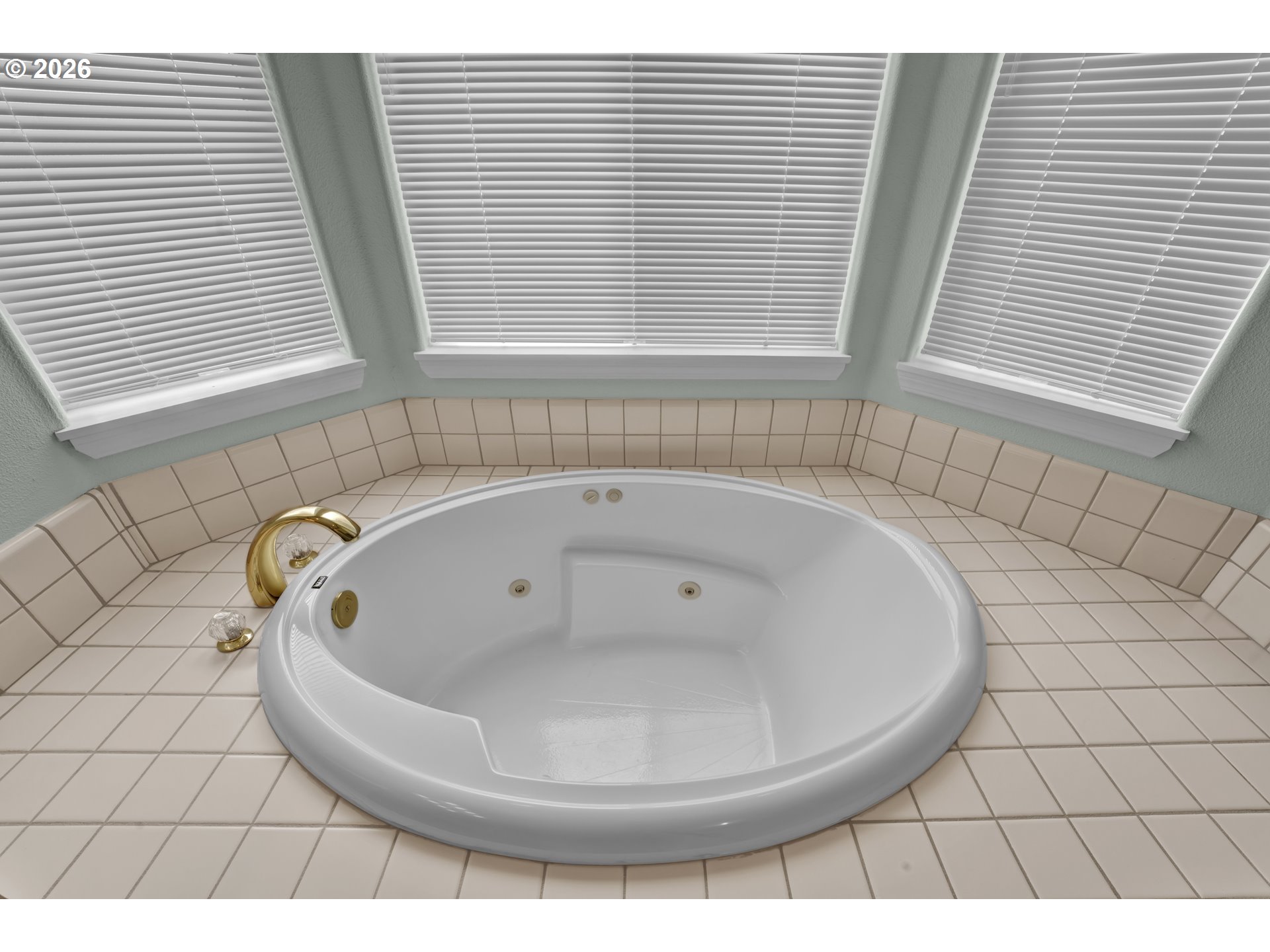 4159 Kurth Street South Salem, OR 97302 - Photo 23 of 37 a bathroom with a bathtub and a window