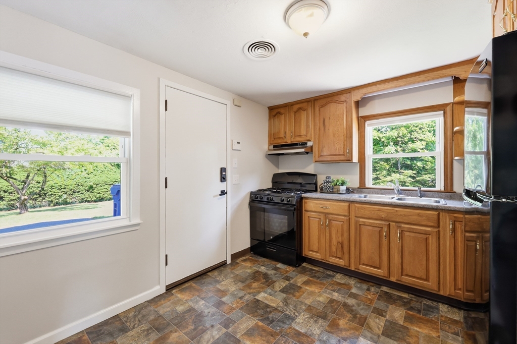 60 Keddy Street Springfield, MA 01109 - Photo 6 of 24