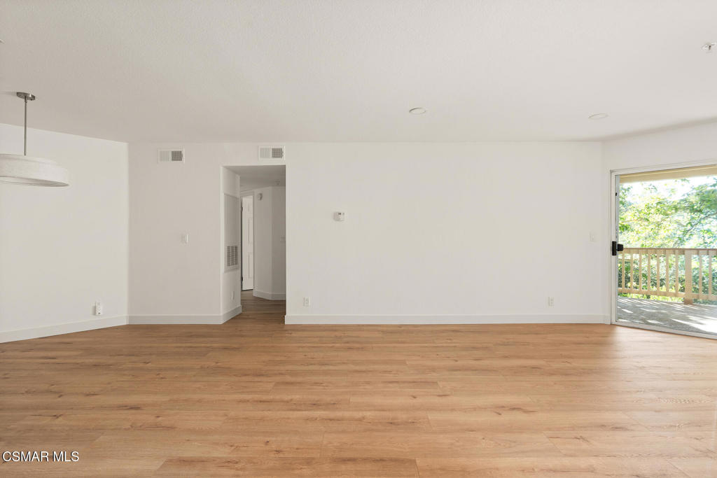 697 Sutton Crest Trail, Unit TL210 Oak Park, CA 91377 - Photo 4 of 37