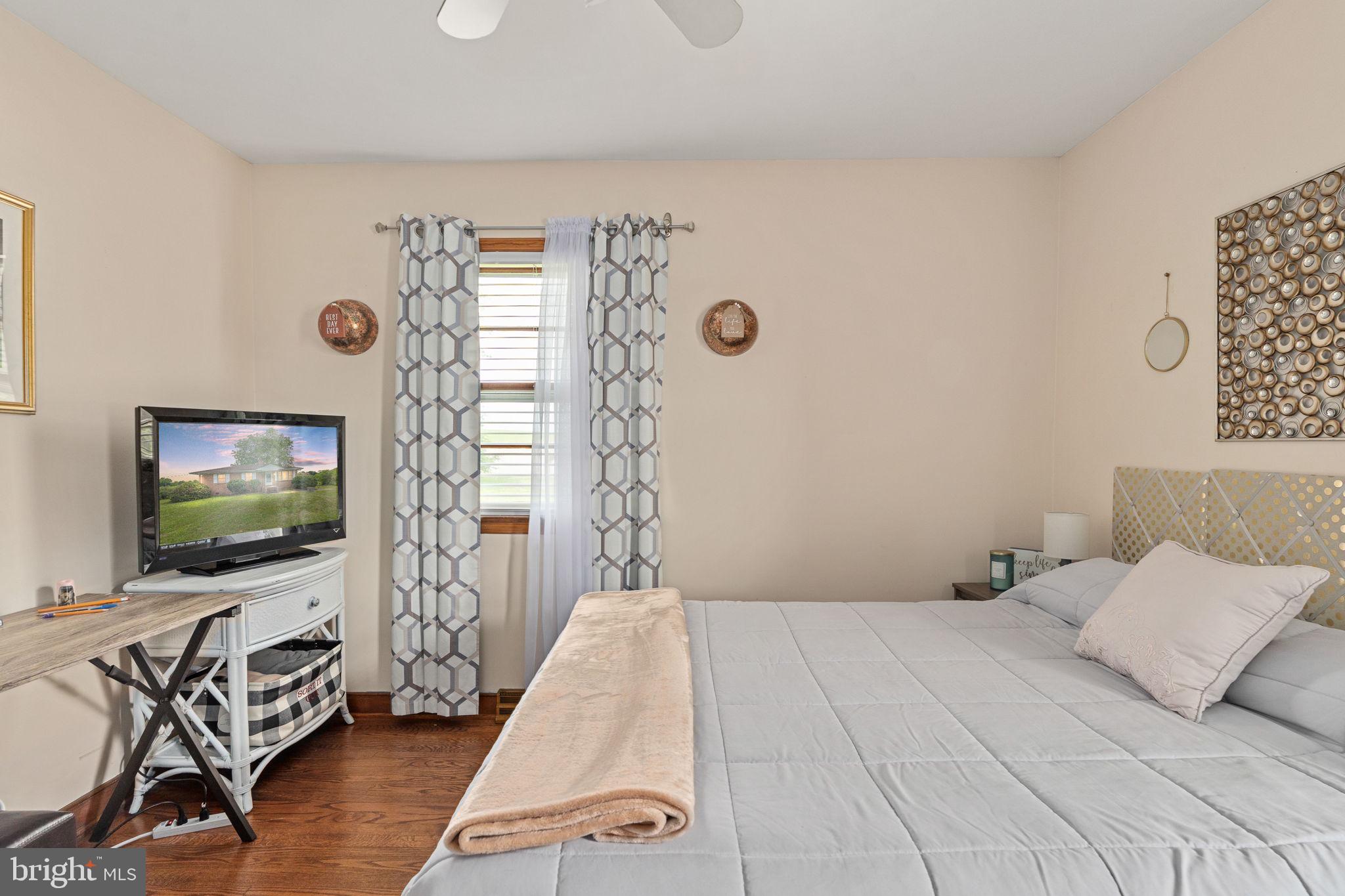 1440 Holly Farm Road Burkeville, VA 23922 - Photo 23 of 52 Cozy retreat with natural light.