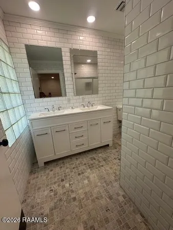 $2,300 | 244 North College Road, Lafayette, LA 70506