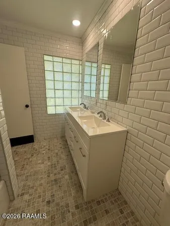 $2,300 | 244 North College Road, Lafayette, LA 70506